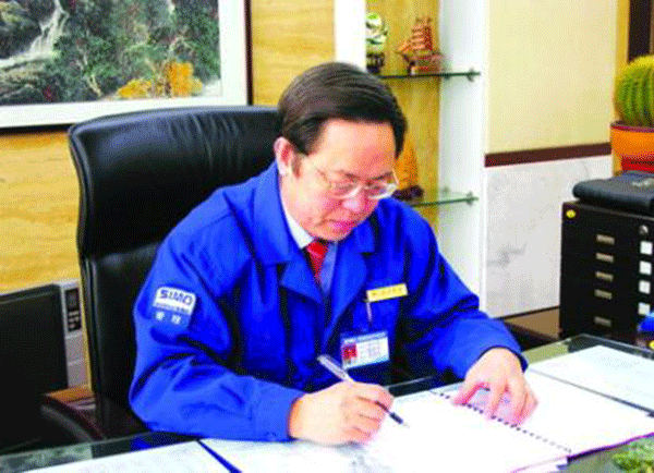 西瑪集團(tuán)董事長(zhǎng)楊允成被評(píng)選為“感動(dòng)西安——2005年度推動(dòng)西安經(jīng)濟(jì)發(fā)展的十大新聞人物”之一。