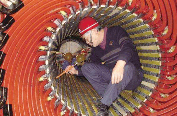 西安泰富西瑪電機吳高治、劉長安、張衛(wèi)華榮獲西安市勞動模范榮譽稱號。