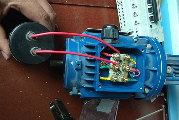 YE3高效節(jié)能三相異步電動(dòng)機(jī)改成單相的接線示意圖 YE3高效節(jié)能三相異步電動(dòng)機(jī)改成單相的接線示意圖